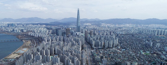 정부가 주거복지로드맵에 따라 공공주택 22만호를 공급하기 위한 주택 기금을 올해 16조6000억원에서 내년 19조1000억원으로 늘린다. 사진은 서울 송파구 일대의 아파트 단지 모습.<연합뉴스>